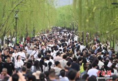 清明小长假 杭州西湖迎来游客高峰